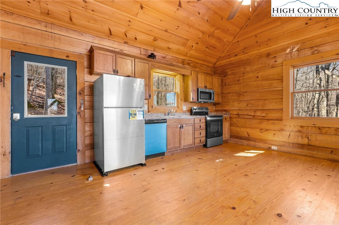 Image number 17 for the current listing