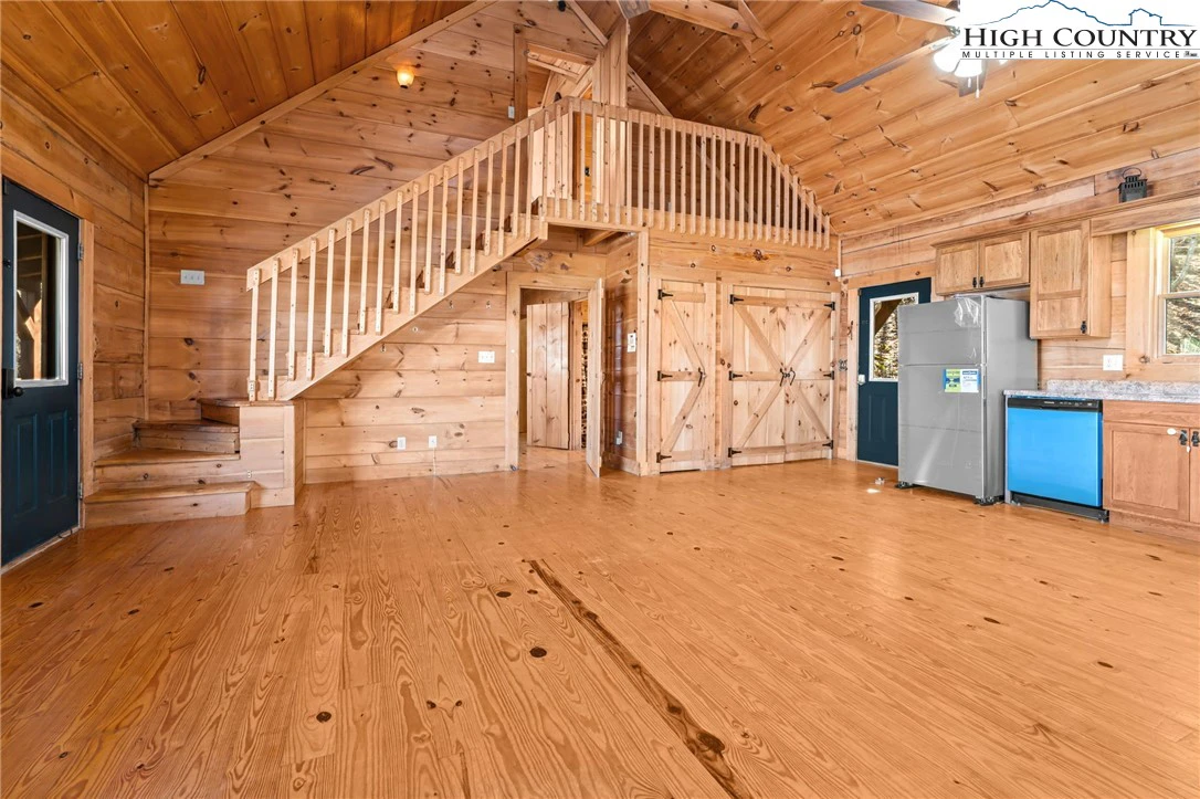 Image number 14 for the current listing