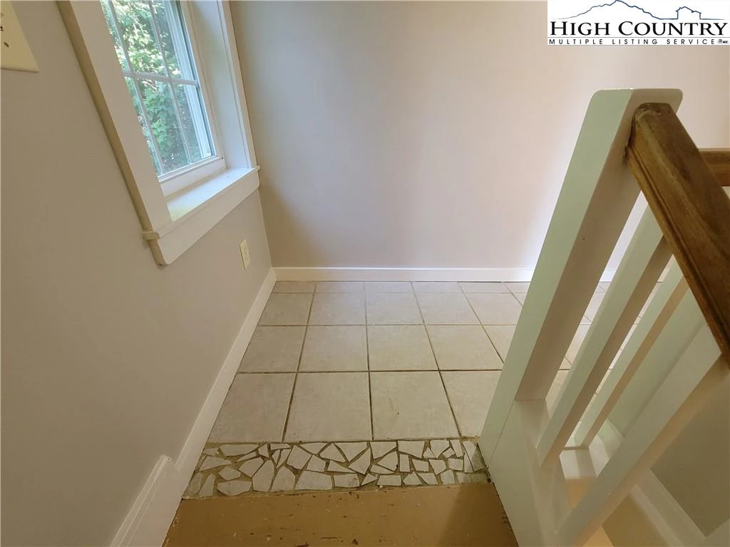 Image number 4 for the current listing