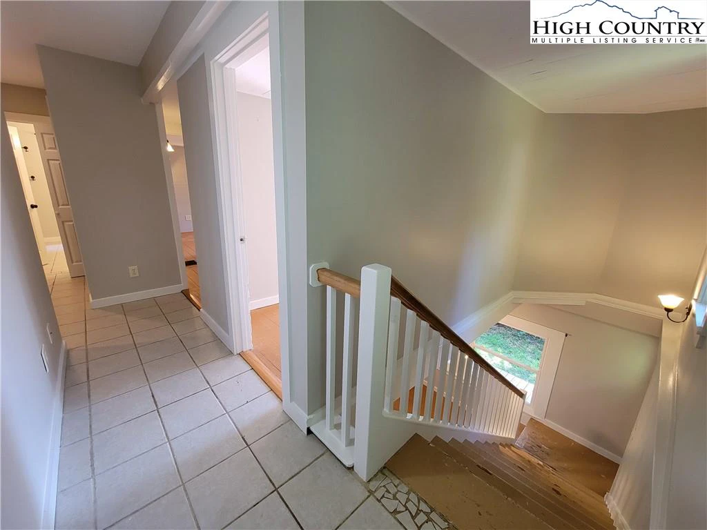 Image number 5 for the current listing