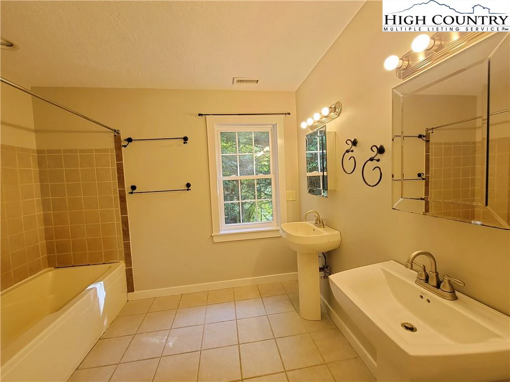 Image number 12 for the current listing