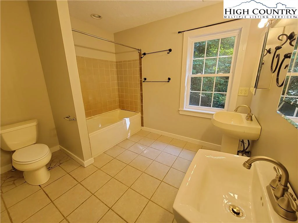 Image number 2 for the current listing