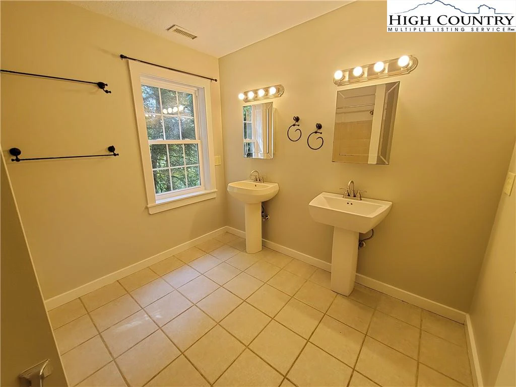 Image number 14 for the current listing