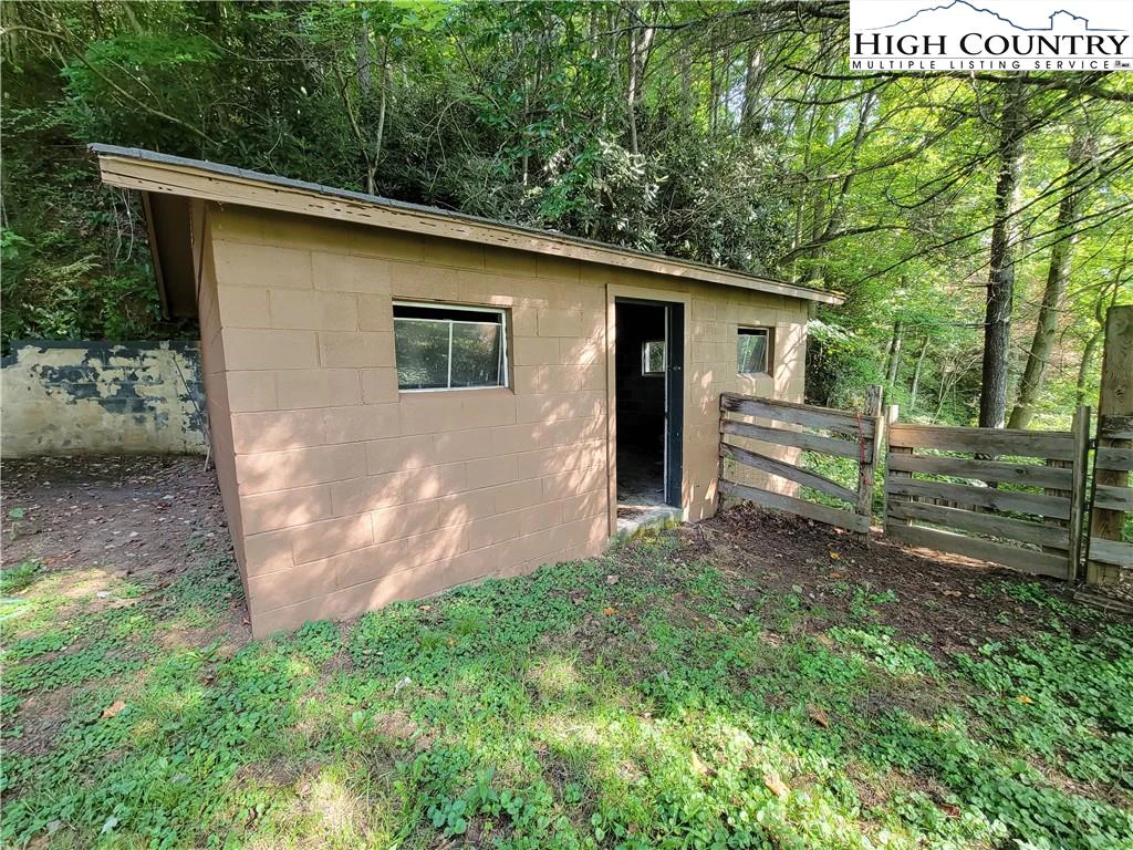 Image number 18 for the current listing