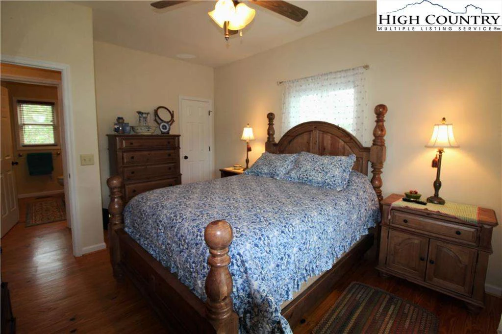 Image number 19 for the current listing