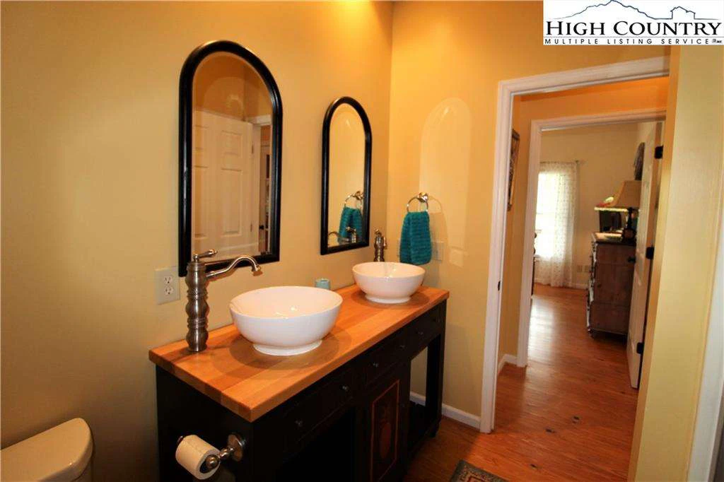 Image number 18 for the current listing