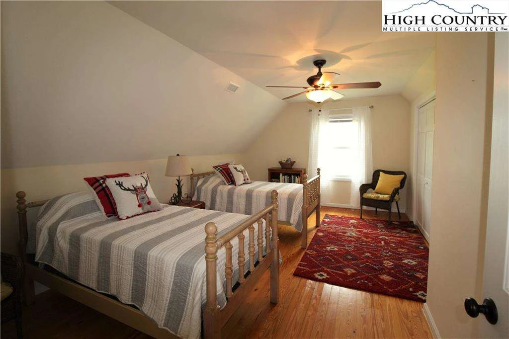 Image number 3 for the current listing