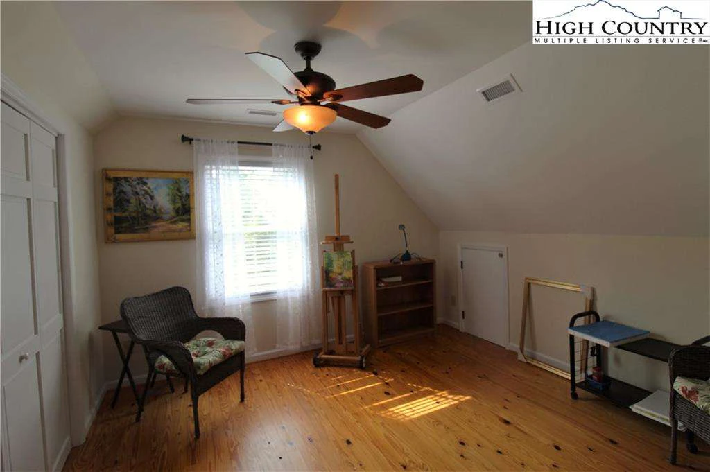 Image number 4 for the current listing