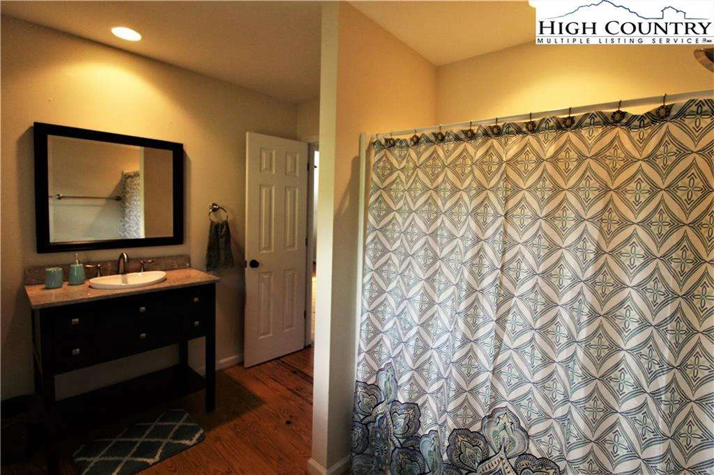 Image number 5 for the current listing