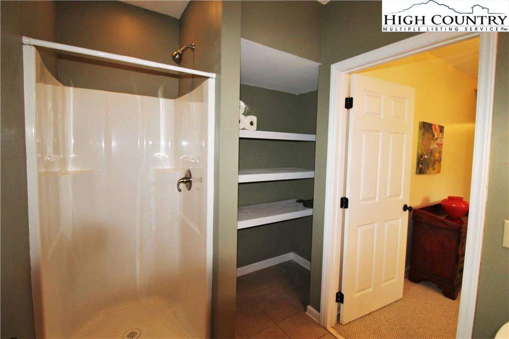 Image number 9 for the current listing