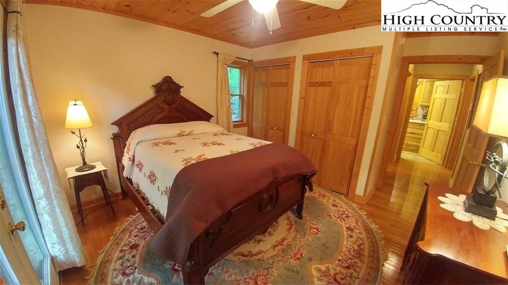 Image number 8 for the current listing