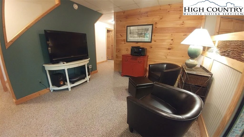 Image number 19 for the current listing