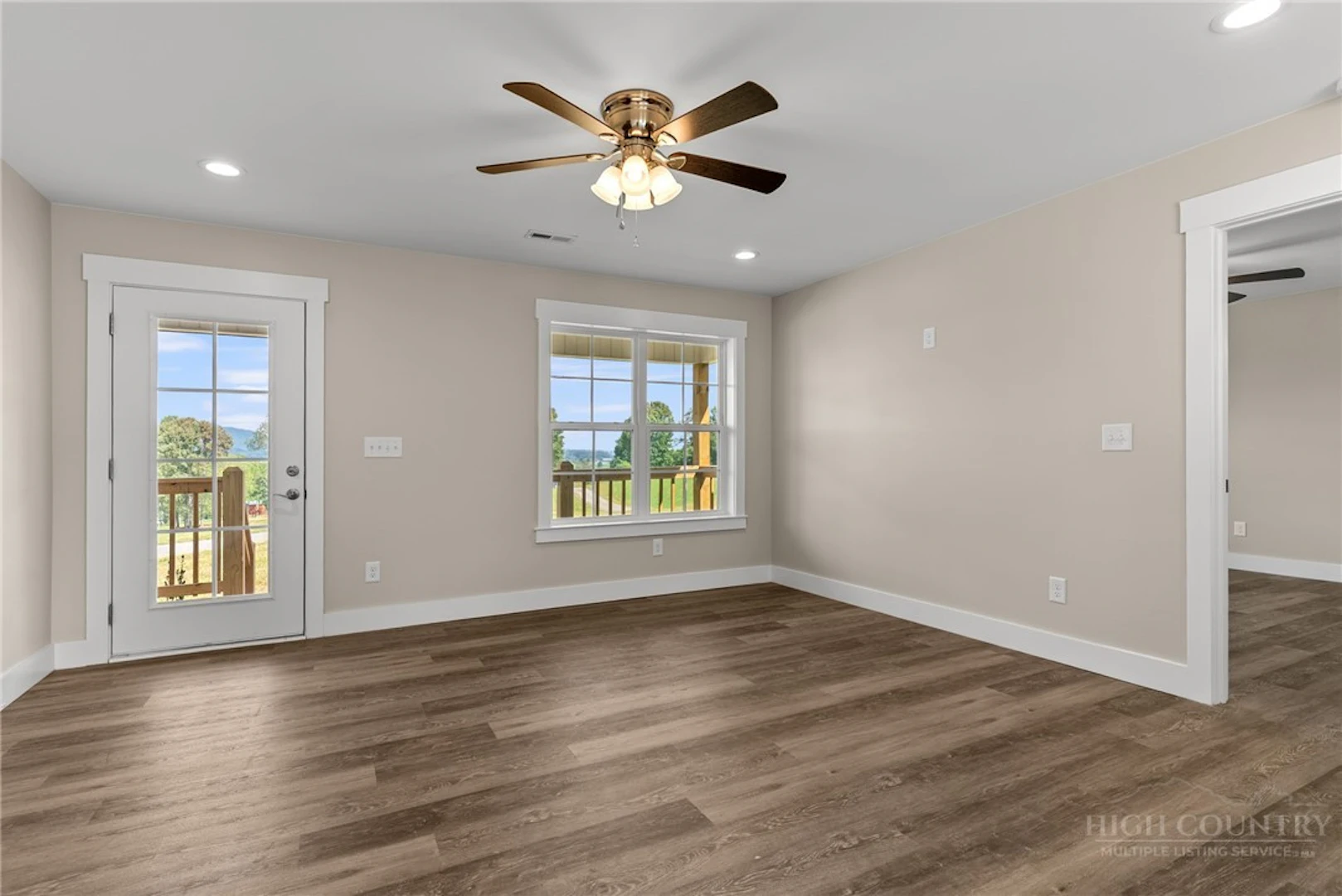 Image number 11 for the current listing