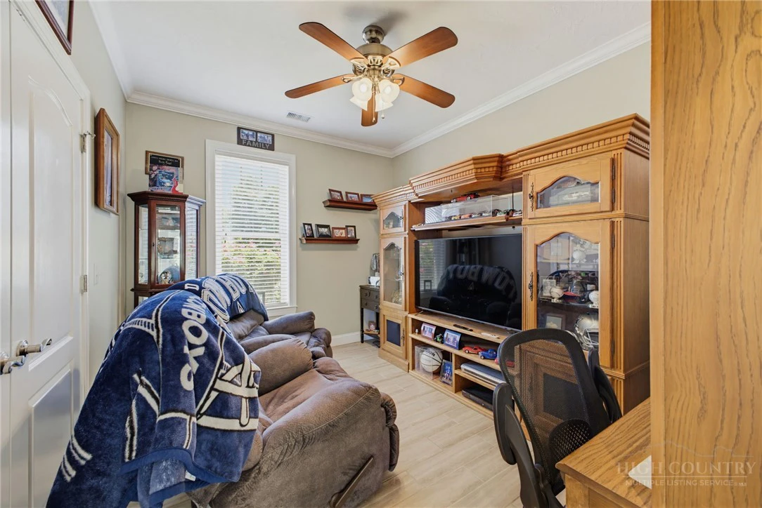 Image number 4 for the current listing