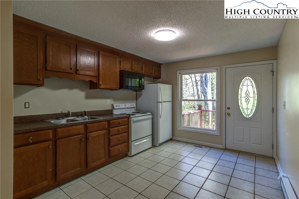 Image number 11 for the current listing