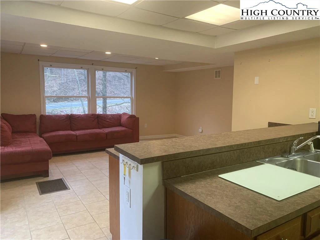 Image number 4 for the current listing