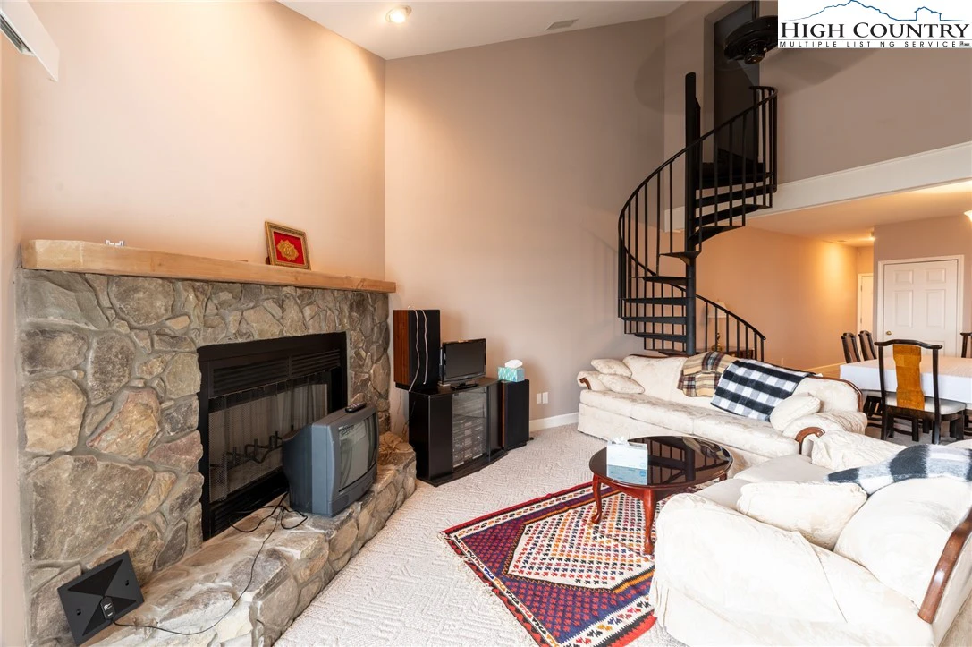 Image number 8 for the current listing