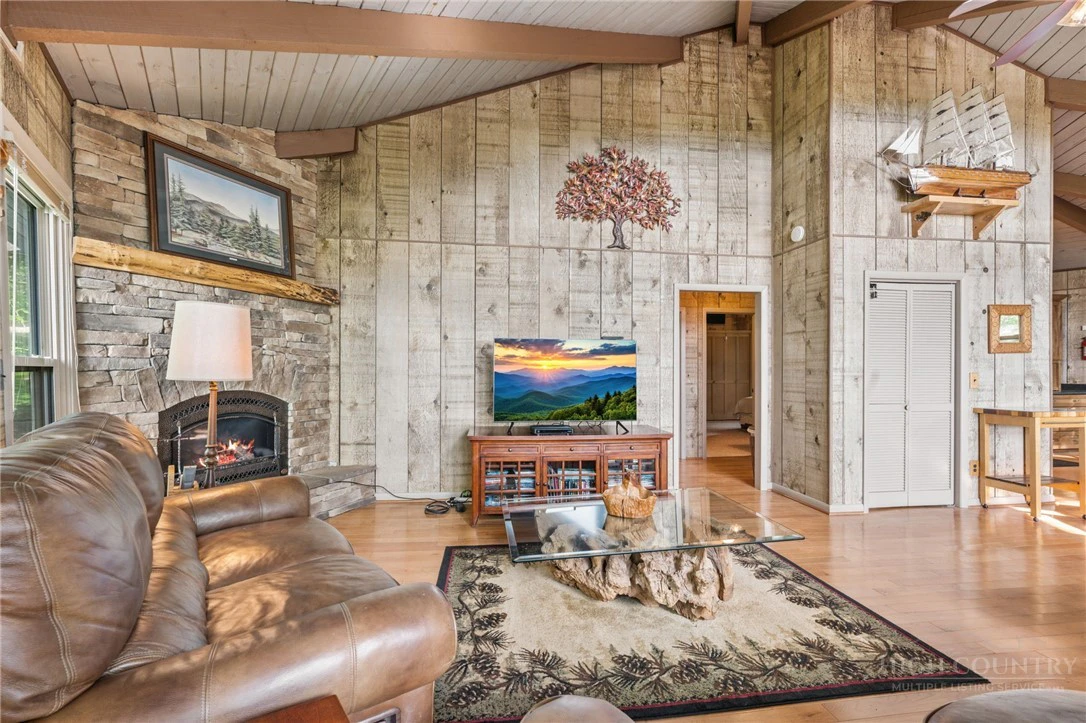 Image number 11 for the current listing