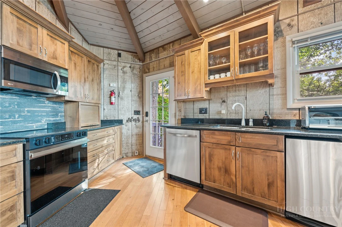 Image number 15 for the current listing