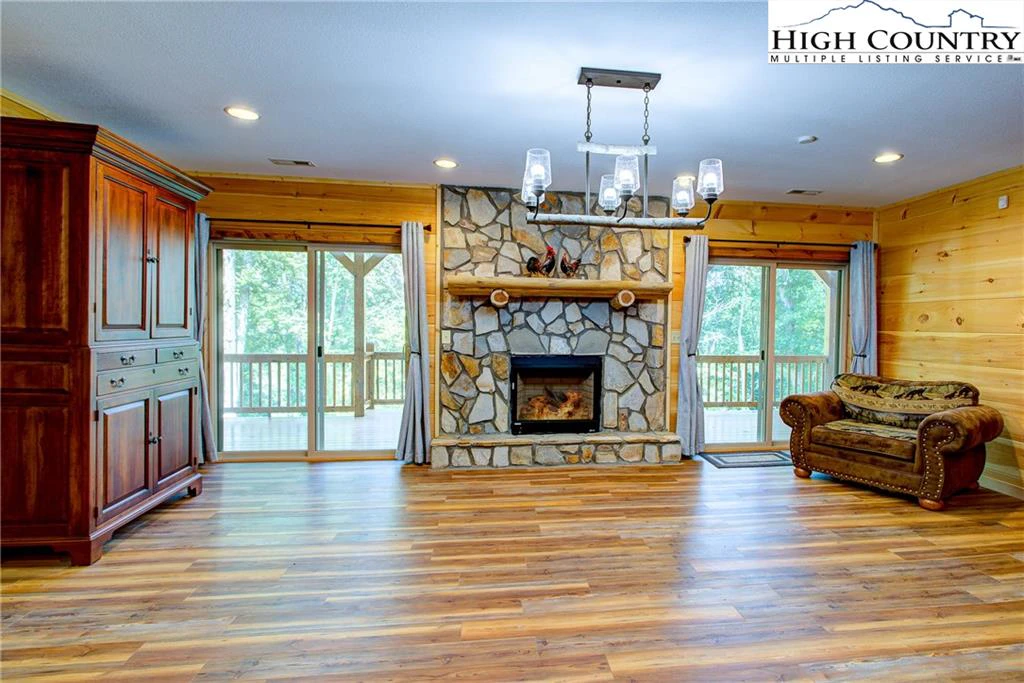 Image number 14 for the current listing