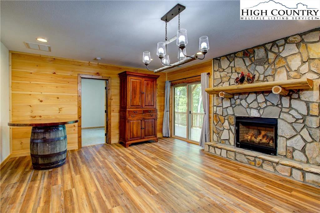 Image number 3 for the current listing