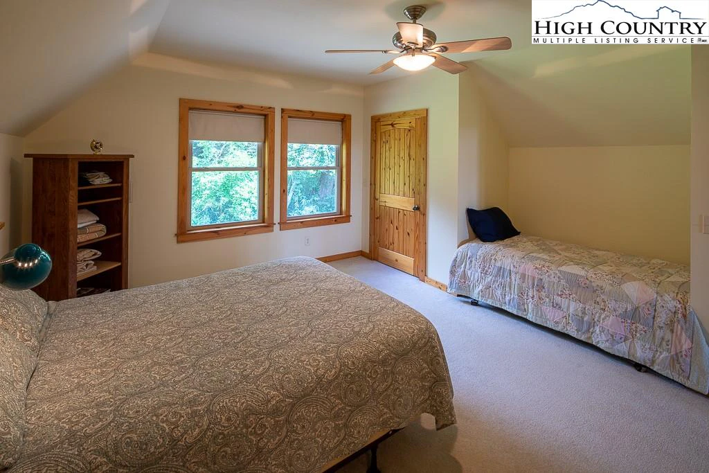 Image number 8 for the current listing