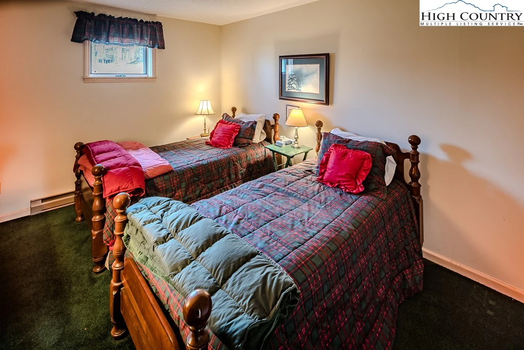 Image number 11 for the current listing