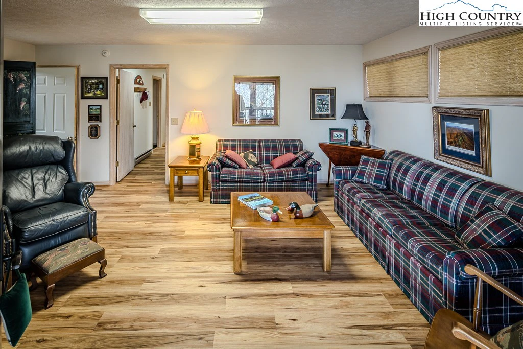 Image number 6 for the current listing