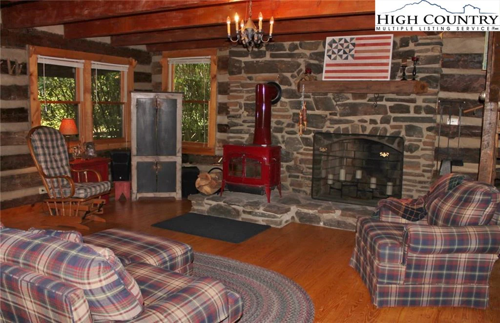 Image number 19 for the current listing