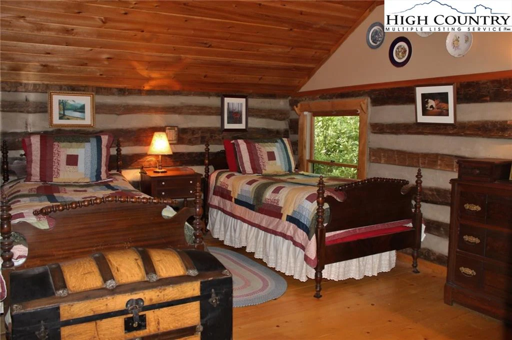 Image number 9 for the current listing