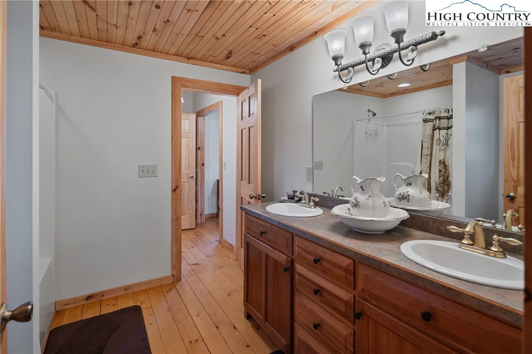 Image number 4 for the current listing