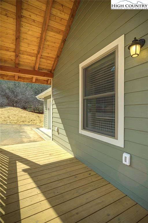 Image number 17 for the current listing