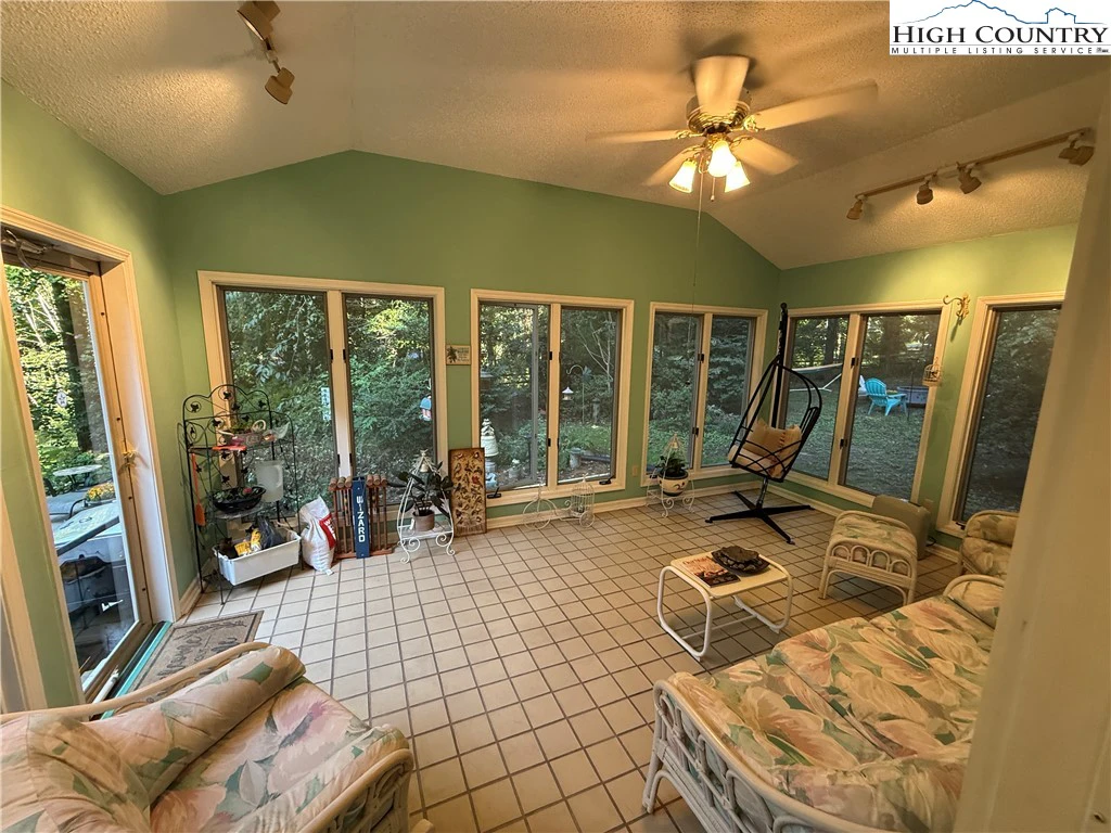 Image number 8 for the current listing