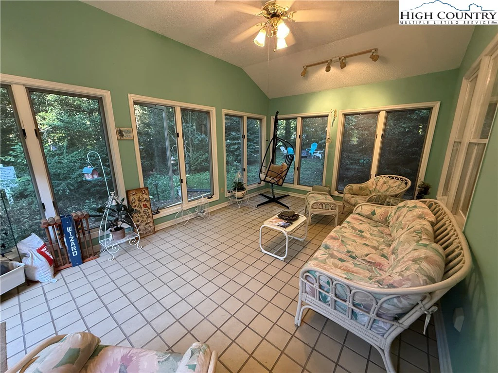 Image number 9 for the current listing