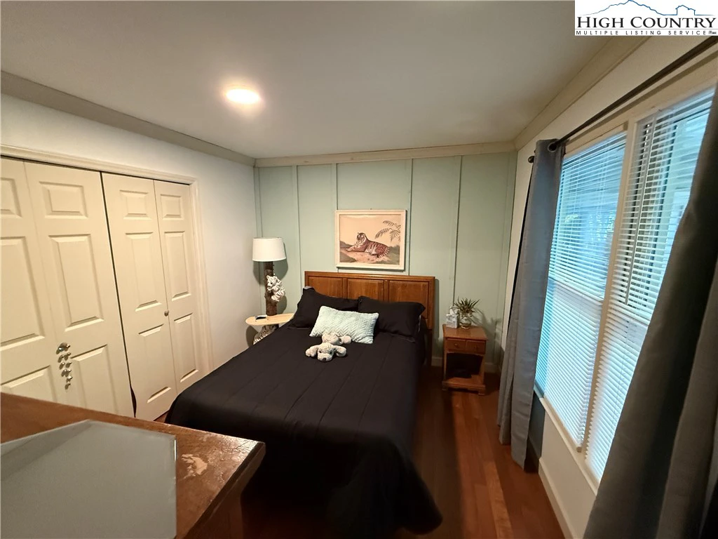 Image number 10 for the current listing