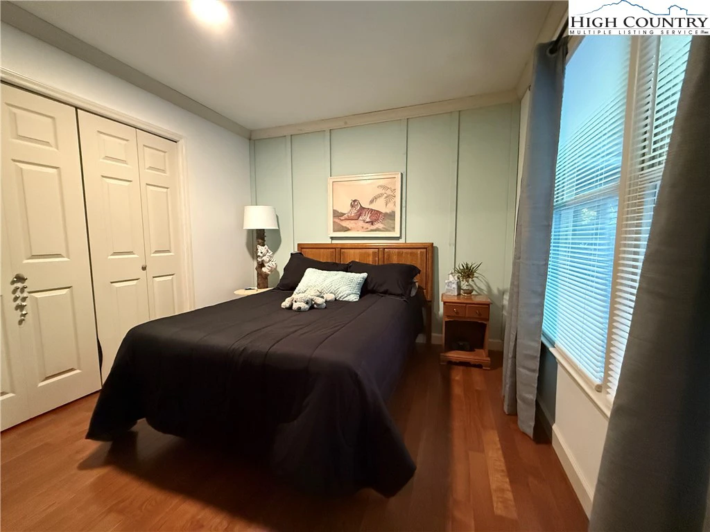 Image number 11 for the current listing