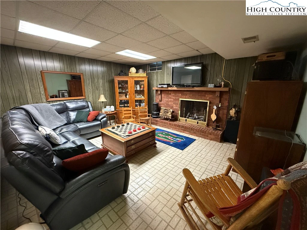 Image number 13 for the current listing