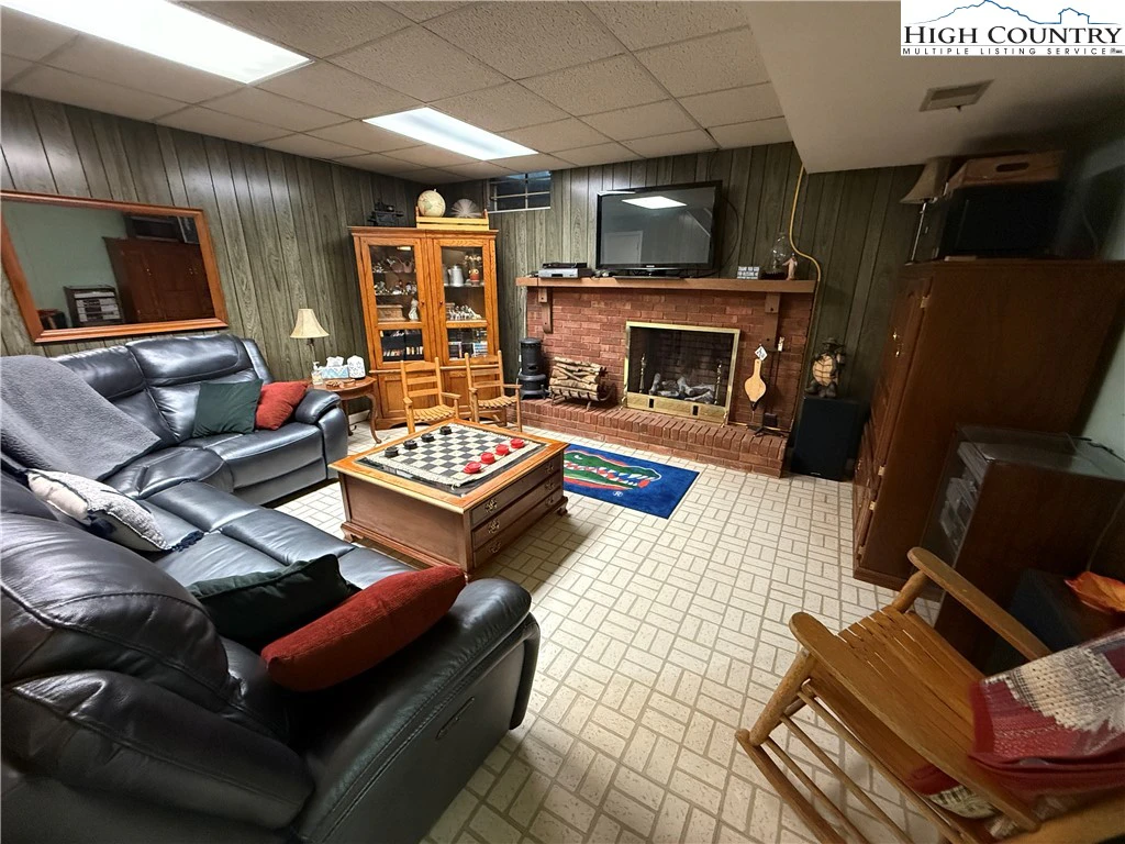 Image number 14 for the current listing