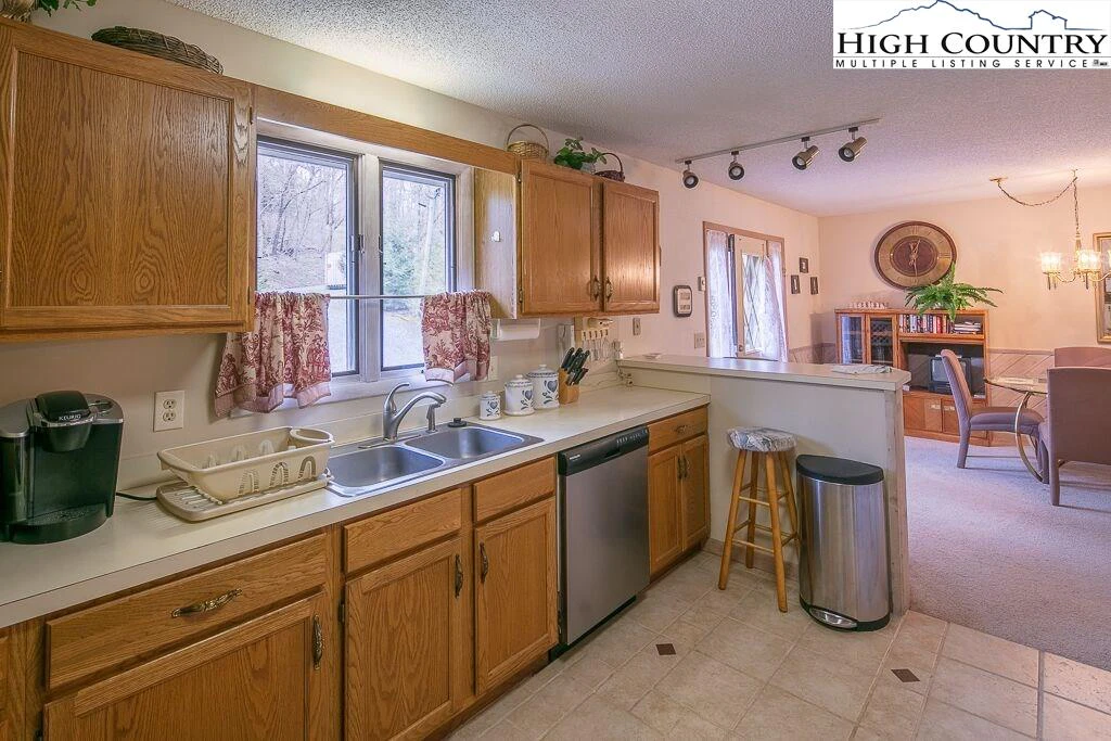 Image number 2 for the current listing