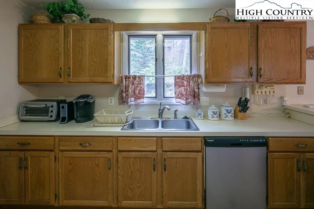 Image number 11 for the current listing