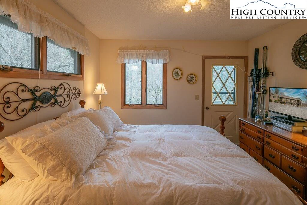 Image number 8 for the current listing