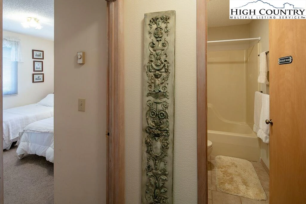 Image number 7 for the current listing