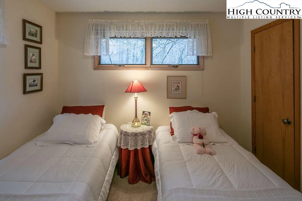 Image number 5 for the current listing