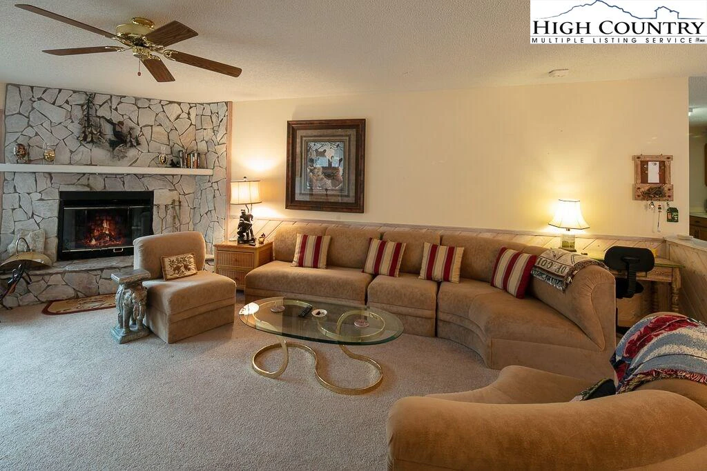 Image number 14 for the current listing