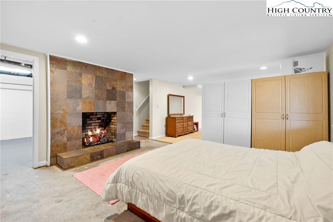 Image number 9 for the current listing