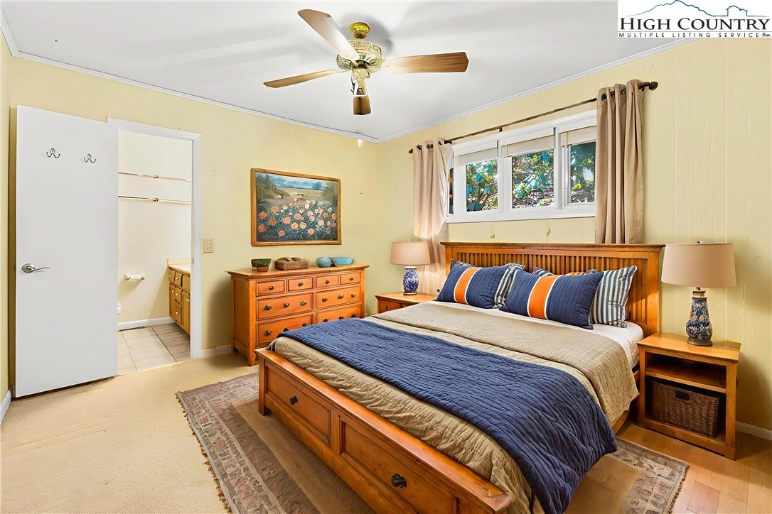 Image number 4 for the current listing