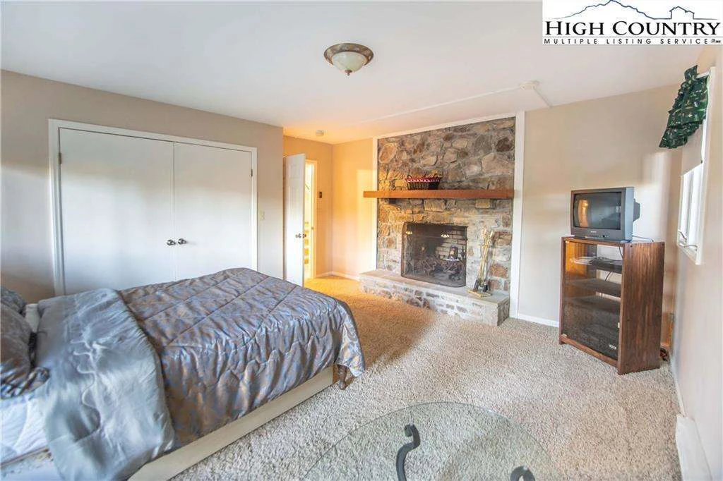 Image number 3 for the current listing