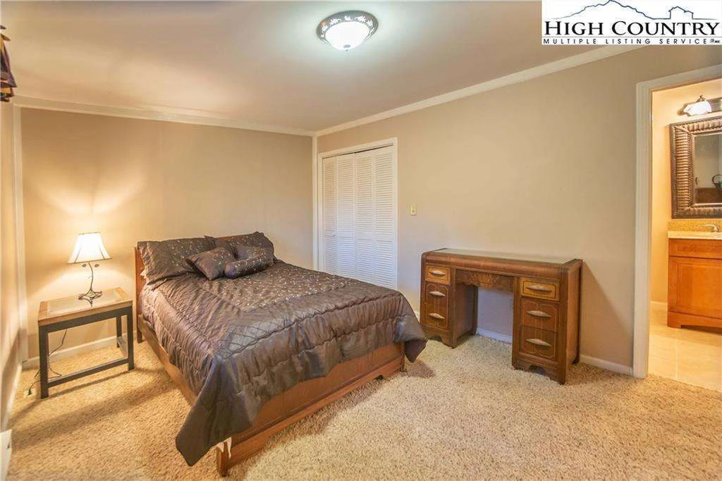 Image number 2 for the current listing