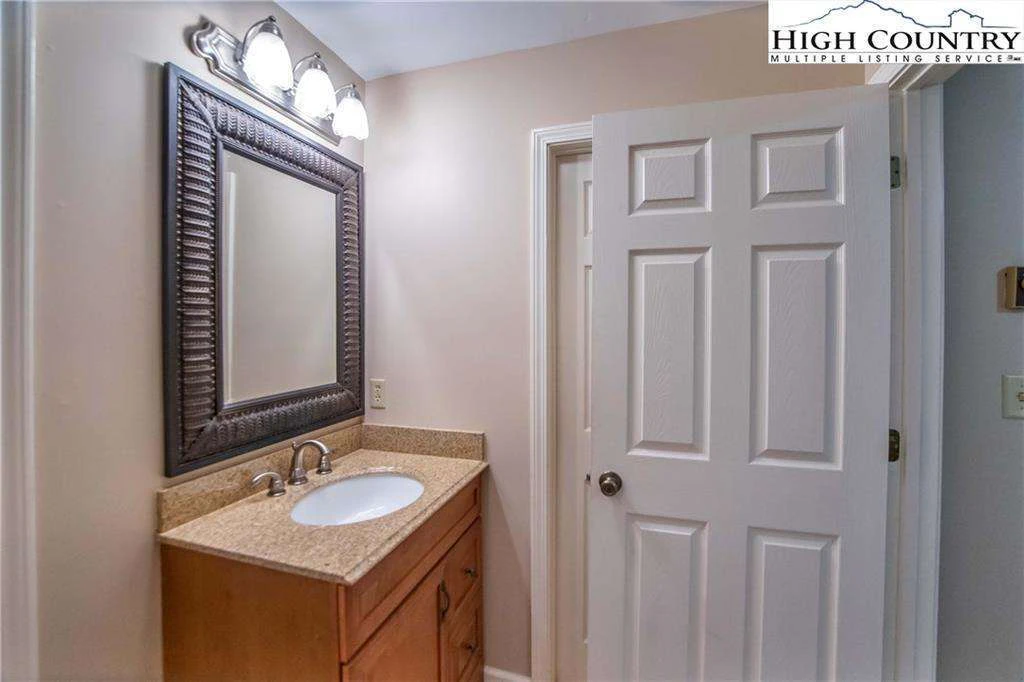 Image number 11 for the current listing
