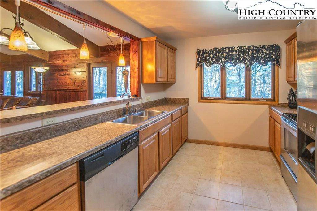 Image number 19 for the current listing